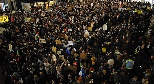 Mii de oameni protestează în Marea Britanie faţă de decretul lui Trump privind imigraţia. VIDEO