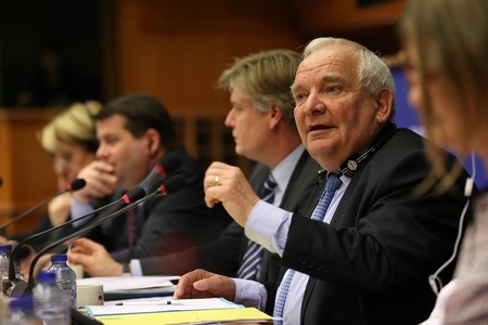Daul: PPE, îngrijorat de cei mai recenţi paşi ai Guvernului României. Adoptarea legilor nocive în mijlocul nopţii contravine tuturor principiilor democraţiei