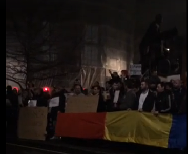 Zeci de români protestează la Londra faţă de Guvern