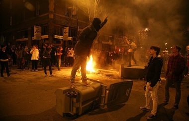 Autorităţile au intervenit blocând campusul universitar Berkely, în urma izbucnirii unor proteste violente în California. VIDEO