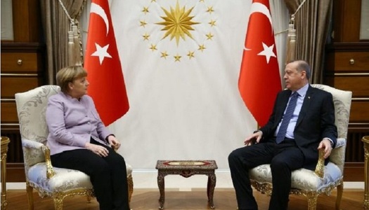 Merkel îl îndeamnă pe Erdogan, la Ankara, să susţină libertatea de exprimare şi libertatea presei