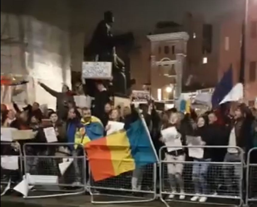 Zeci de români protestează la Londra, pentru a doua seară consecutiv, faţă de Guvern
