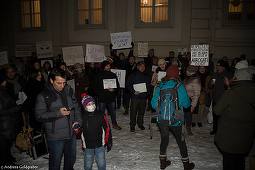 Zeci de români protestează în principalele capitale europene. La Viena, Londra, Paris şi Helsinki se cere abrogarea ordonanţei de urgenţă privind codurile penale. GALERIE FOTO