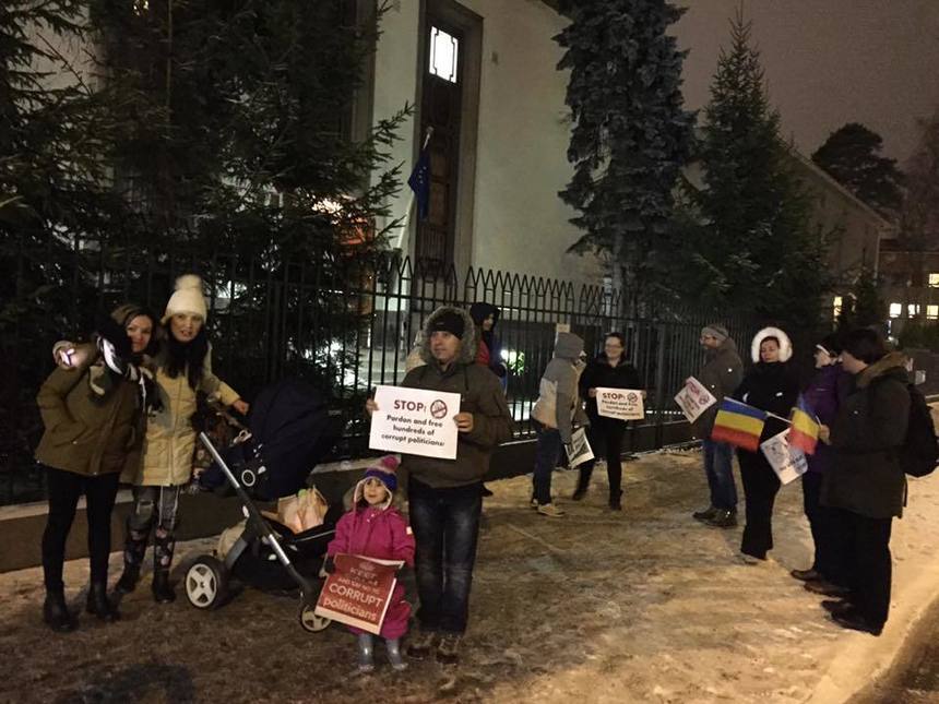 Un grup de români a protestat şi la Helsinki, în semn de solidaritate cu manifestaţiile din România