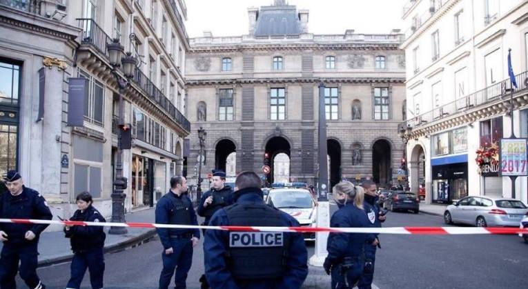 Franţa: Atacatorul era înarmat cu o macetă şi căra două bagaje înainte de a fi împuşcat de soldaţi la muzeul Luvru