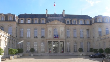 Hollande salută ”curajul şi hotărârea” militarilor vizaţi în atacul de la Luvru