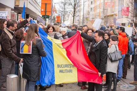 Zeci de români au ieşit în stradă la Berlin şi la Bruxelles pentru a protesta faţă de ordonanţa de urgenţă. FOTO