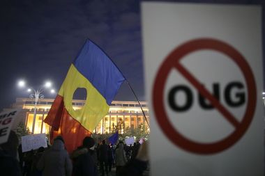 REVISTA PRESEI: Masivele proteste antiguvernamentale au intrat în a patra noapte consecutivă, după ce avocatul poporului a contestat ordonanţa controversată la CCR