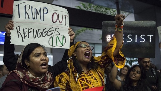 Un judecător federal din Seattle blochează temporar pe tot teritoriul SUA decretul lui Trump împotriva imigraţiei