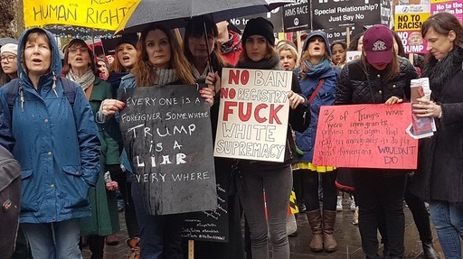 Mii de oameni protestează la Londra faţă de Trump şi decretul său împotriva imigraţiei