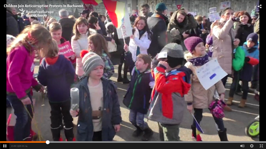 RFE-RL: Copii din Bucureşti au protestat faţă de slăbirea legislaţiei anticorupţie sub sloganul ”Educaţie pentru democraţie” - VIDEO