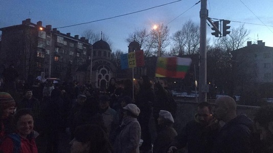 Miting de solidaritate cu protestele, în faţa Ambasadei României la Sofia: muzică rock, pancarte în limbile română, engleză şi bulgară. VIDEO