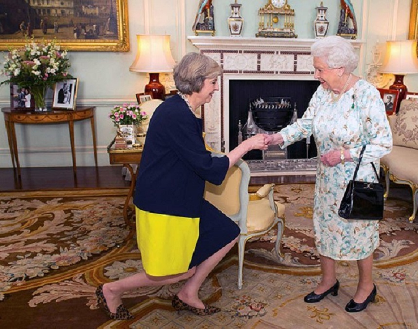 Theresa May i-a adus un omagiu reginei Elizabeth a II-a, care a sărbătorit Jubileul de Safir