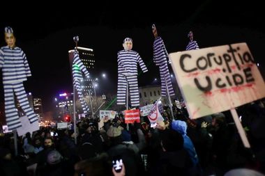 Le Monde: Protestele din România sunt rezultatul aşteptărilor tinerilor, născute din lupta anticorupţie