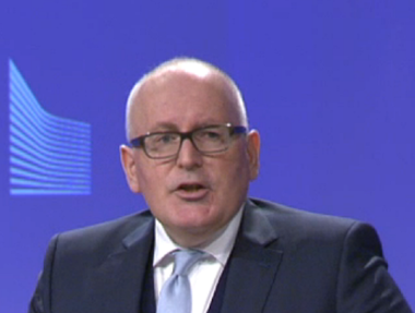 Comisia Europeană subliniază că nu ţine cont de orientările politice în situaţia din România; vrea să ajute ţara să scape de corupţia instituţionalizată. VIDEO