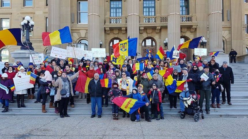 Zeci de români au protestat în Canada, în semn de solidaritate cu manifestaţiile din România