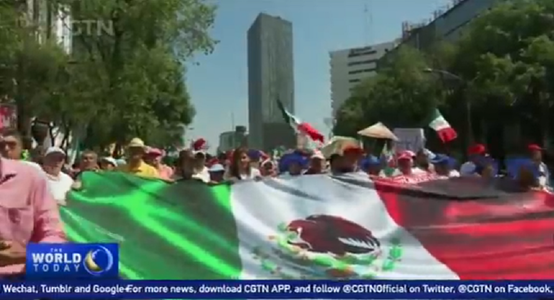 Zeci de mii de locuitori ai Mexicului au protestat faţă de politicile antiimigraţie ale lui Trump