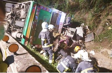 Taiwan: Bilanţul a crescut la 32 de morţi în urma răsturnării unui autocar plin cu turişti pe o autostradă din Taipei