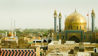 Cel puţin 72 de persoane şi-au pierdut viaţa în urma unui atentat sinucigaş care a vizat un sanctuar sufist din Pakistan. VIDEO