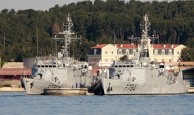 O navă militară turcă a deschis focul în apele teritoriale elene