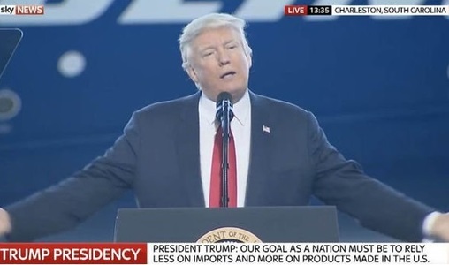 Preşedintele Trump revine la tema creării de locuri de muncă cu ocazia prezentării celei mai mari aeronave Boeing 