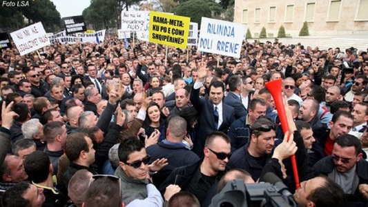 10.000 de oameni au protestat faţă de Guvern în Albania, într-o manifestaţie inspirată de cele din România.VIDEO