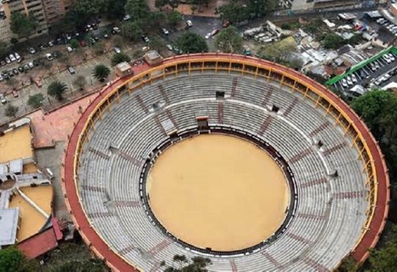 Cel puţin un mort şi aproximativ 30 de răniţi într-o explozie din apropiere de o arenă din Bogota