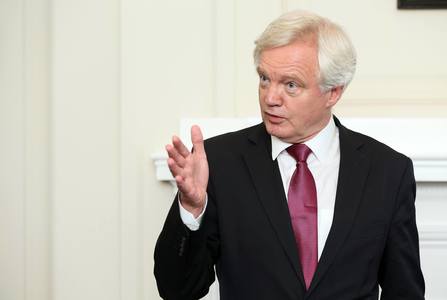 M. Britanie: David Davis promite că executivul britanic respectă calendarul de declanşare a procedurii de Brexit