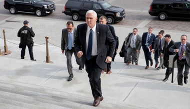 Pence: Preşedintele Trump sprijină libertatea presei, dar va denunţa ştirile false