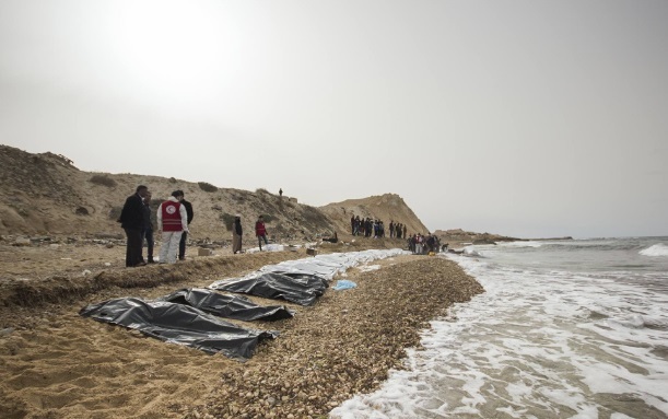 Crucea Roşie anunţă descoperirea a 74 de migranţi morţi pe o plajă libiană din apropiere de Zawiya
