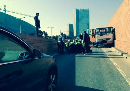 Autorităţile spaniole au arestat un şofer, care accelera un camion plin cu butelii de gaz spre zona centrală a Barcelonei