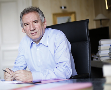 Candidatul de centru la alegerile prezidenţiale din Franţa Francois Bayrou i-a propus candidatului independent Emmanuel Macron să facă o alianţă