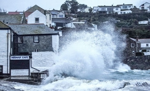 Zeci de zboruri anulate şi mii de locuinţe rămase fără electricitate după ce puternica furtună Doris a lovit Marea Britanie