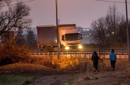 Circa 30 de migranţi s-au bătut cu poliţia în parcarea unei benzinării din Calais