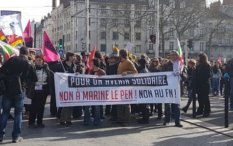 Autorităţile franceze au intervenit cu gaze lacrimogene pentru a dispersa un protest faţă de Marine Le Pen din Nantes