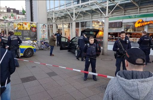 Atac în Germania: Trei răniţi după ce un bărbat a intrat cu maşina într-o mulţime din localitatea Heidelberg