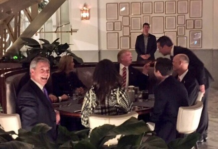 Nigel Farage a postat o fotografie în care ia cina alături de ”the Donald”