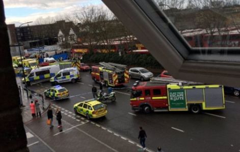 Marea Britanie: Cinci răniţi după ce o maşină a intrat într-un grup de persoane în sud-estul Londrei. Martorii susţin că cei cinci răniţi ar fi români, angajaţi ai unei spălătorii auto. REACŢIA MAE
