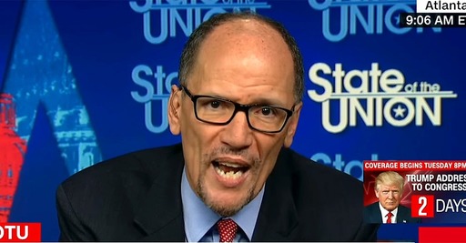 Trump consideră ”trucată” alegerea lui Tom Perez la preşedinţia Partidului Democrat