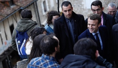 Macron se apropie de Le Pen în intenţiile de vot în primul tur şi se desprinde de Fillon