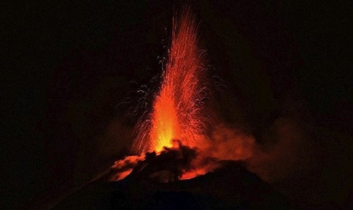 Vulcanul Etna a erupt năprasnic în estul Siciliei