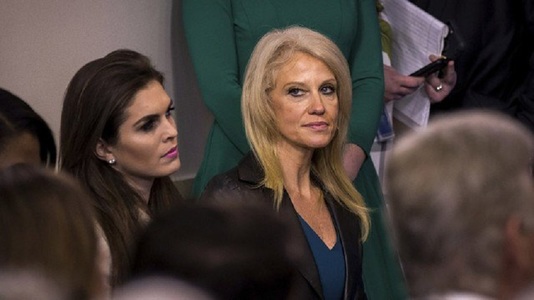 O fotografie în care Kellyanne Conway este surprinsă îngenuncheată pe o canapea în Biroul Oval provoacă scandal