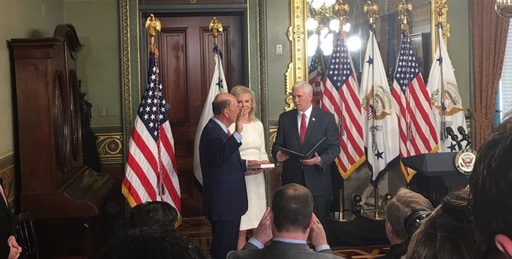 Investitorul miliardar Wilbur Ross depune jurământul şi devine secretarul Comerţului