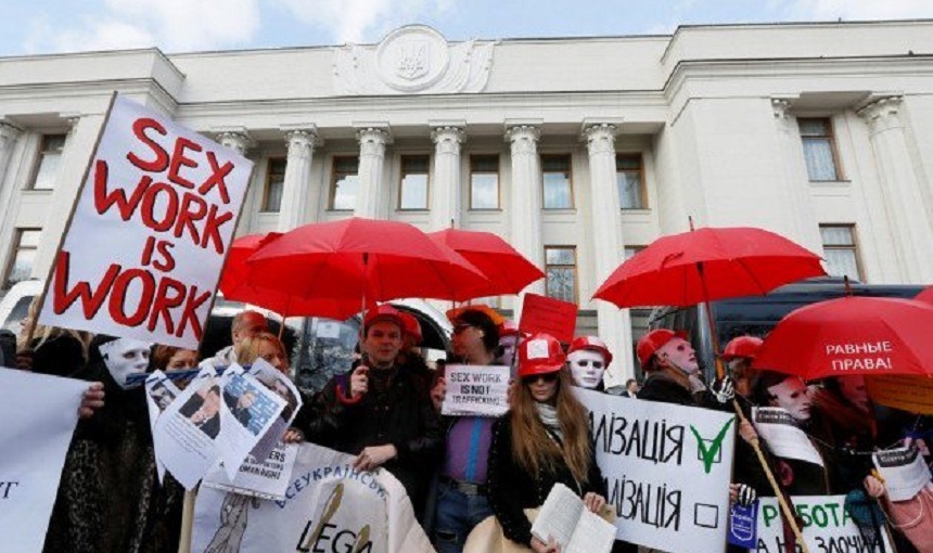 Zeci de activişti pentru drepturile omului mărşăluiesc pentru prima dată la Kiev şi cer legalizarea prostituţiei în Ucraina