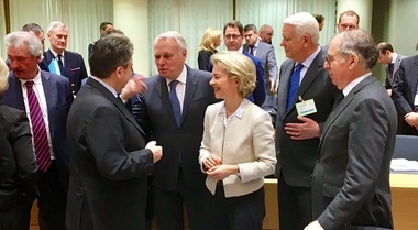 Şefii diplomaţiilor europene aprobă înfiinţarea unui cartier general pentru operaţiuni militare în străinătate