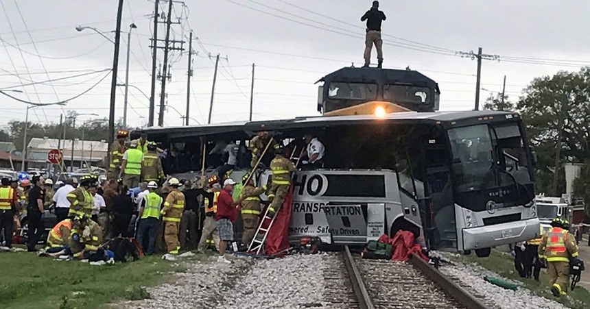 Patru morţi şi zeci de răniţi în oraşul american Biloxi, în urma unei coliziuni între un tren de marfă şi un autobuz