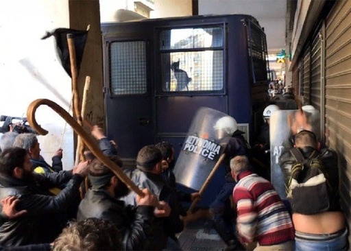 Ciocniri între fermieri şi forţele de ordine la Atena, în cursul unui protest - VIDEO