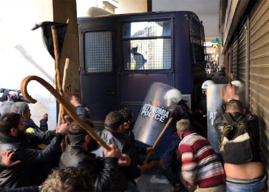 Ciocniri între fermieri şi forţele de ordine la Atena, în cursul unui protest - VIDEO