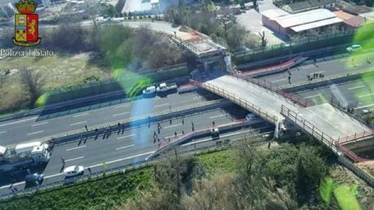 Trei muncitori români, răniţi în urma prăbuşirii unui pod peste o autostradă în Italia
