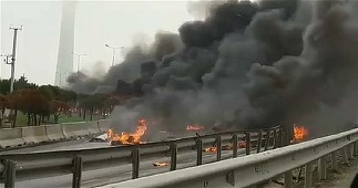 Un elicopter a lovit un turn de televiziune şi s-a prăbuşit pe o şosea din Istanbul; cinci morţi. VIDEO